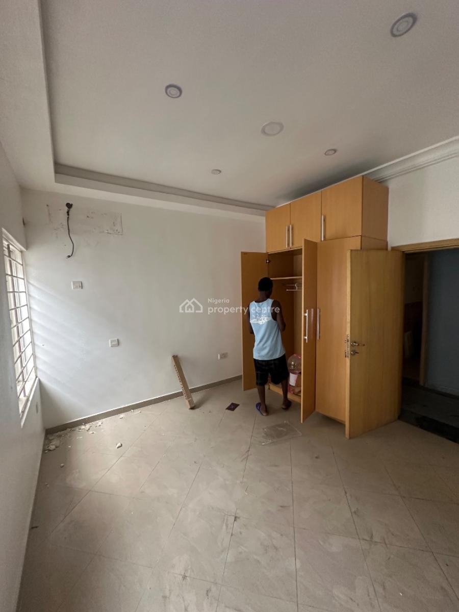 Exquisite Three Bedroom Flat with Aircon and Bq, Lekki Phase 1, Lekki, Lagos, Flat / Apartment for Rent