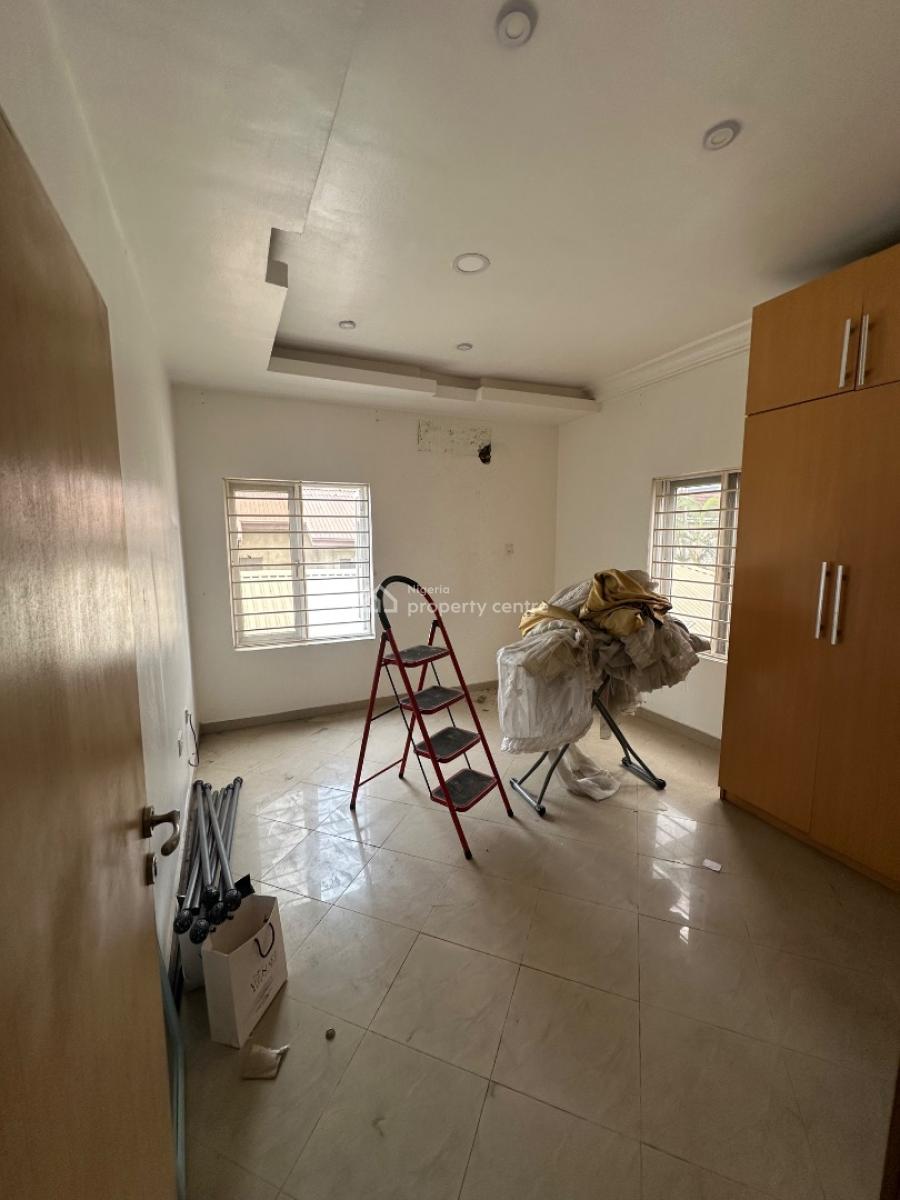 Exquisite Three Bedroom Flat with Aircon and Bq, Lekki Phase 1, Lekki, Lagos, Flat / Apartment for Rent