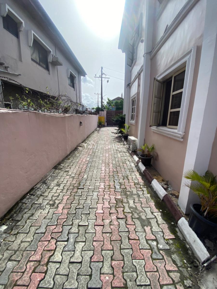 a Self Serviced 3 Bedrooms Flats Upstairs, Gated Estate, Idado Estate, Idado, Lekki, Lagos, Flat / Apartment for Rent
