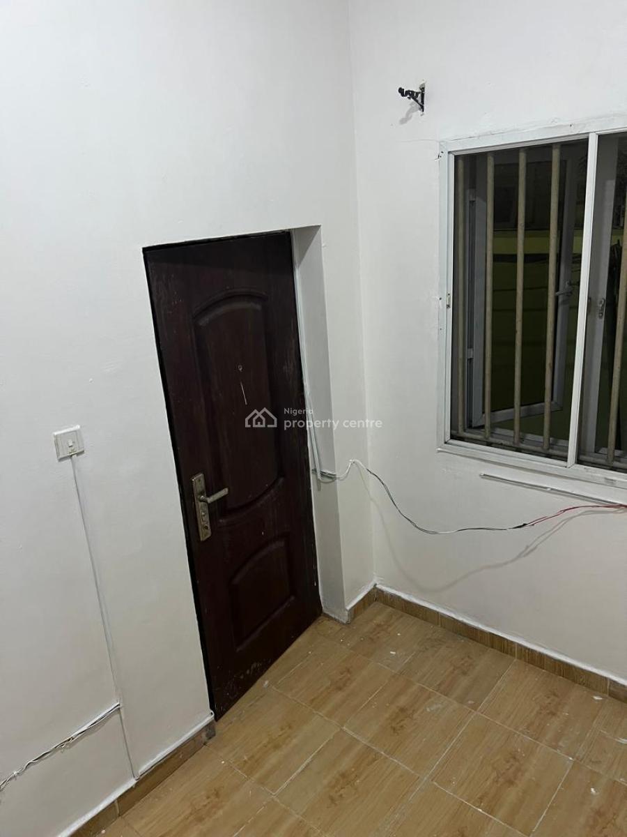 1 Bedroom Bq in a Gated Estate, 27 Ifiok Ojuolape Street, Osapa, Lekki, Lagos, Self Contain (single Rooms) for Rent