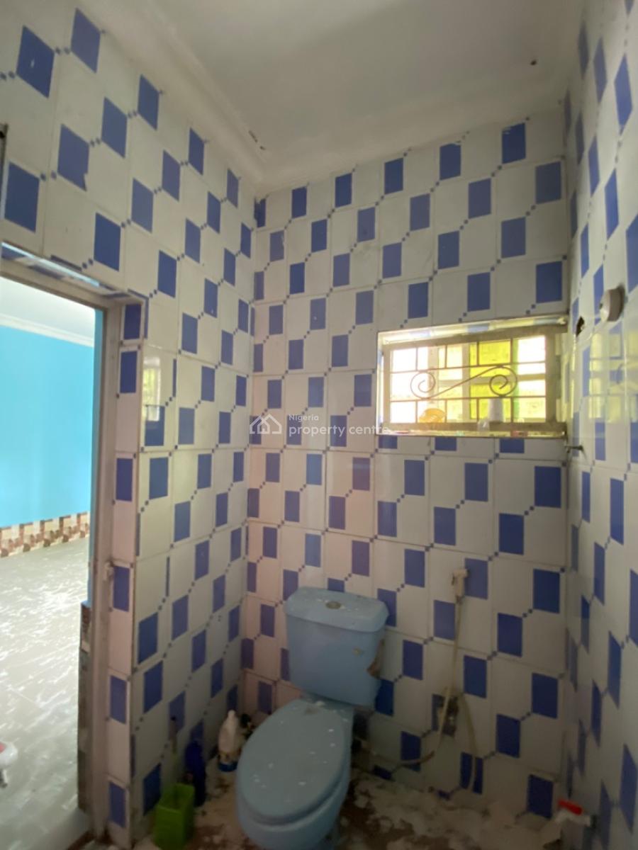 Spacious 3 Bedroom Apartment with 4 Toilets & Federal Light, Farm Road 2, Eliozu, Port Harcourt, Rivers, Flat / Apartment for Rent
