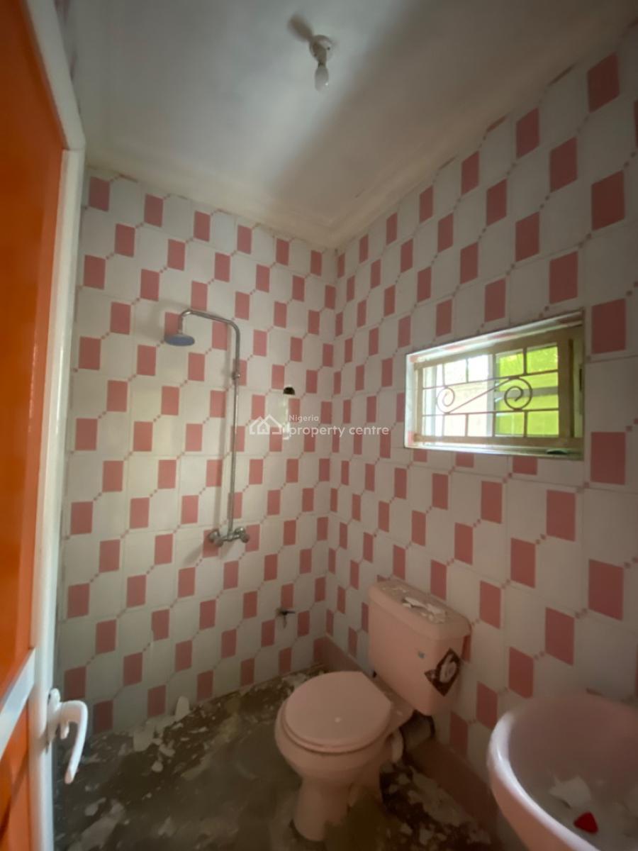 Spacious 3 Bedroom Apartment with 4 Toilets & Federal Light, Farm Road 2, Eliozu, Port Harcourt, Rivers, Flat / Apartment for Rent