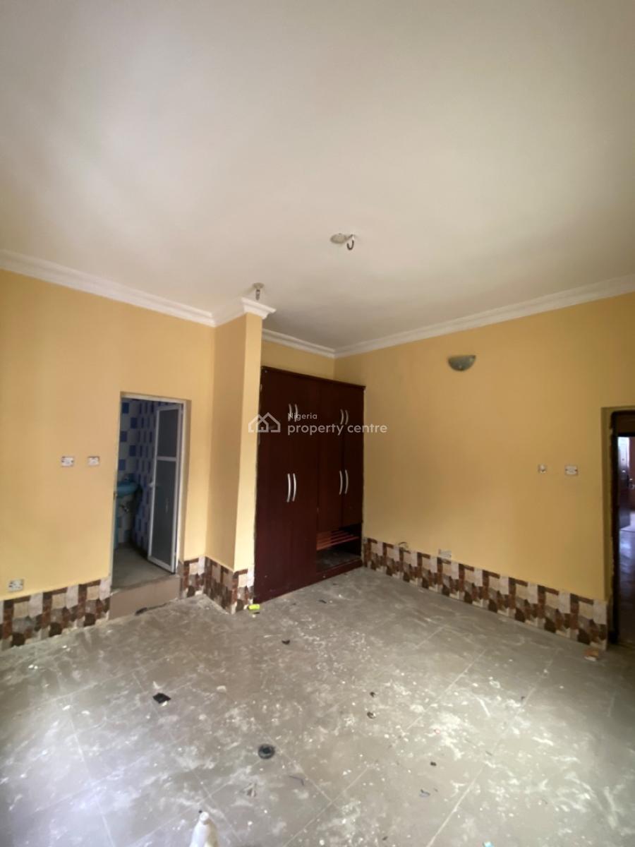 Spacious 3 Bedroom Apartment with 4 Toilets & Federal Light, Farm Road 2, Eliozu, Port Harcourt, Rivers, Flat / Apartment for Rent