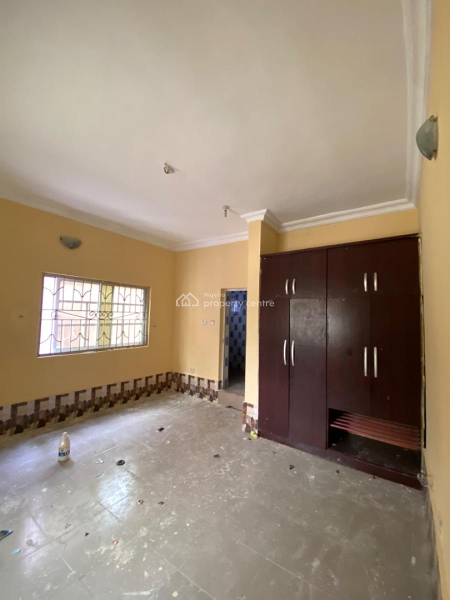 Spacious 3 Bedroom Apartment with 4 Toilets & Federal Light, Farm Road 2, Eliozu, Port Harcourt, Rivers, Flat / Apartment for Rent