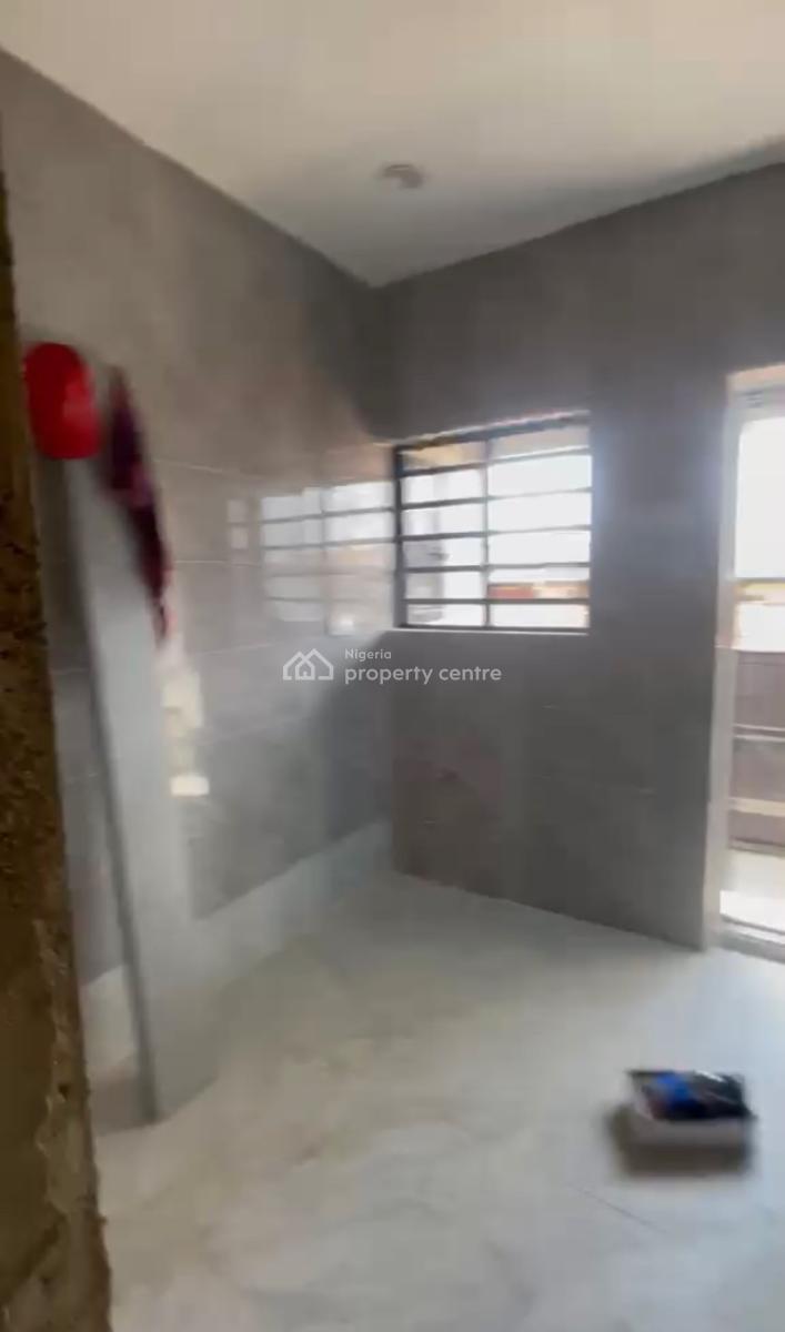 Lovely 3 Bedroom Flat, Off Adekunle Kuye, Surulere, Lagos, Flat / Apartment for Rent