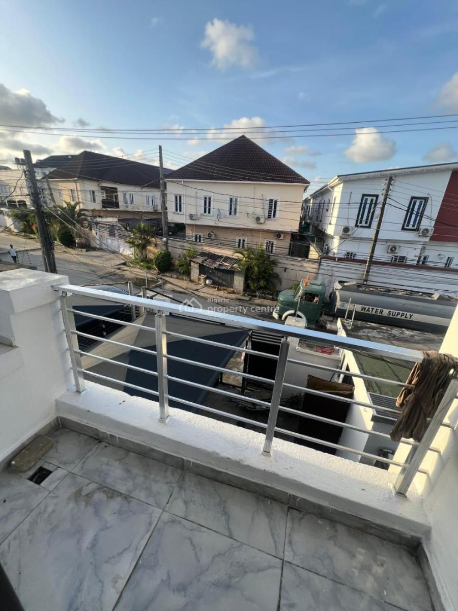 Spacious Master Bedroom Upstairs, Shared, Orchid Road Eleganza Bustop, Lekki, Lagos, Flat / Apartment for Rent