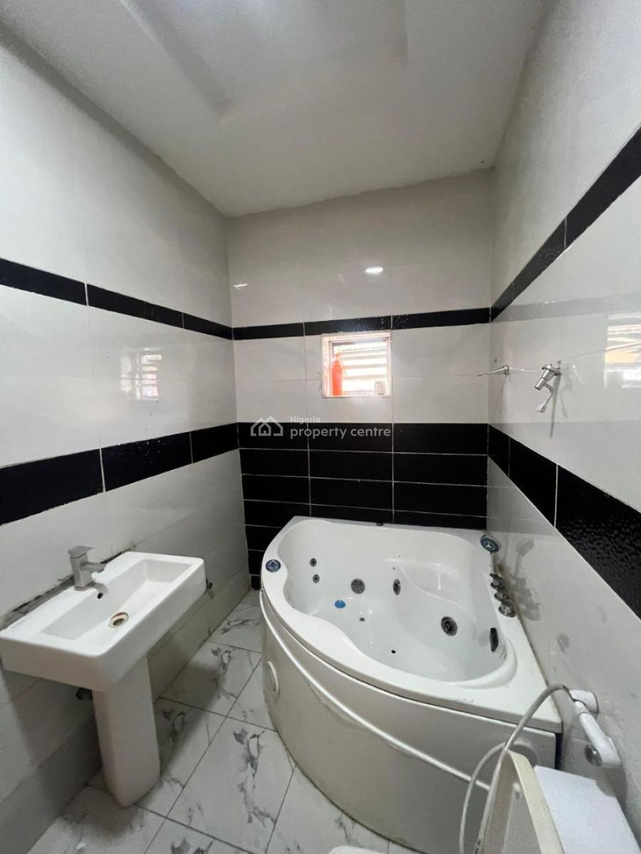 Spacious Master Bedroom Upstairs, Shared, Orchid Road Eleganza Bustop, Lekki, Lagos, Flat / Apartment for Rent