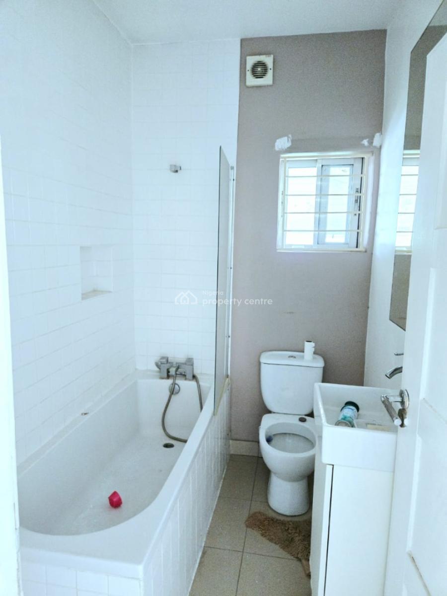 Spacious 3 Bedroom Apartment with Bq, Lekki Phase 1, Lekki, Lagos, Office Space for Rent