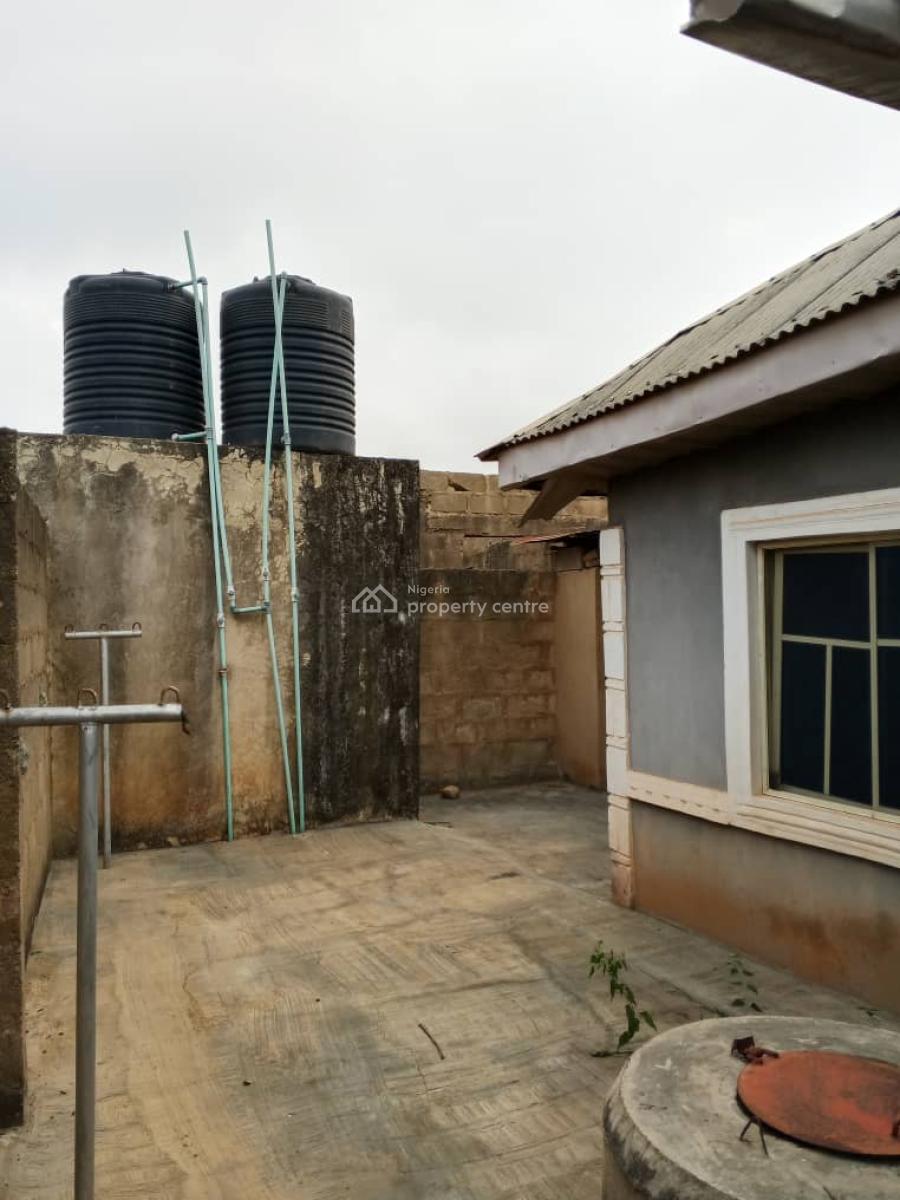 3 Bedroom Bungalow, Badeku,  Off Iyana Ajia,  New Ife Road, Ibadan, Oyo, Detached Bungalow for Sale