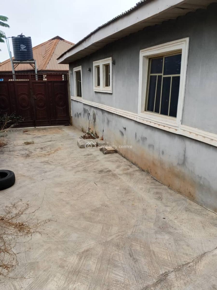 3 Bedroom Bungalow, Badeku,  Off Iyana Ajia,  New Ife Road, Ibadan, Oyo, Detached Bungalow for Sale