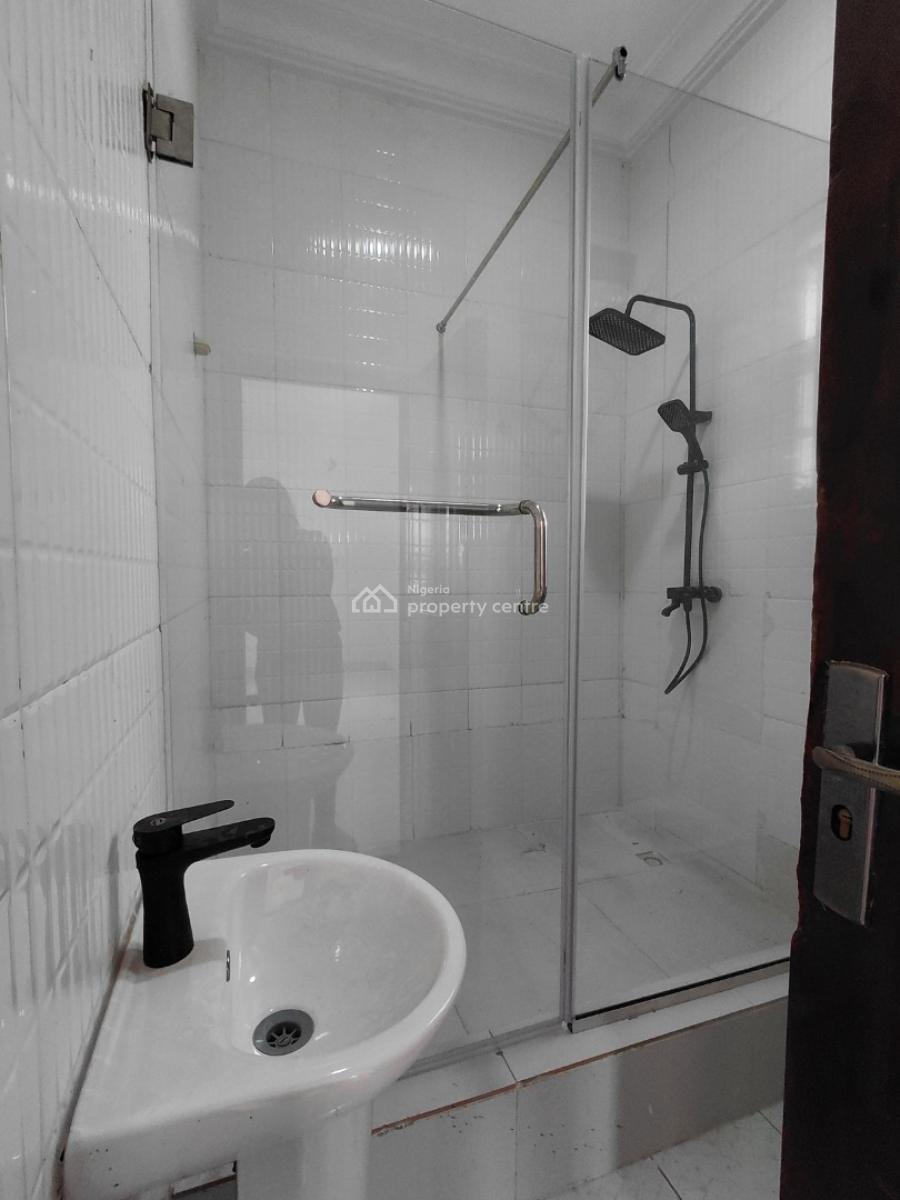 Neatly Maintained 2 Bedroom Apartment, Lekki Phase 1, Lekki, Lagos, Flat / Apartment for Rent