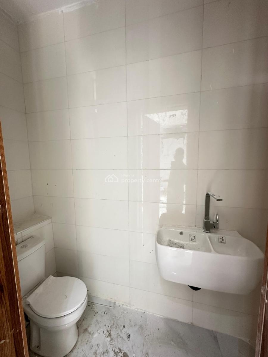 a Spacious  1 Bedroom Apartment, Lekki Phase 1, Lekki, Lagos, Flat / Apartment for Sale