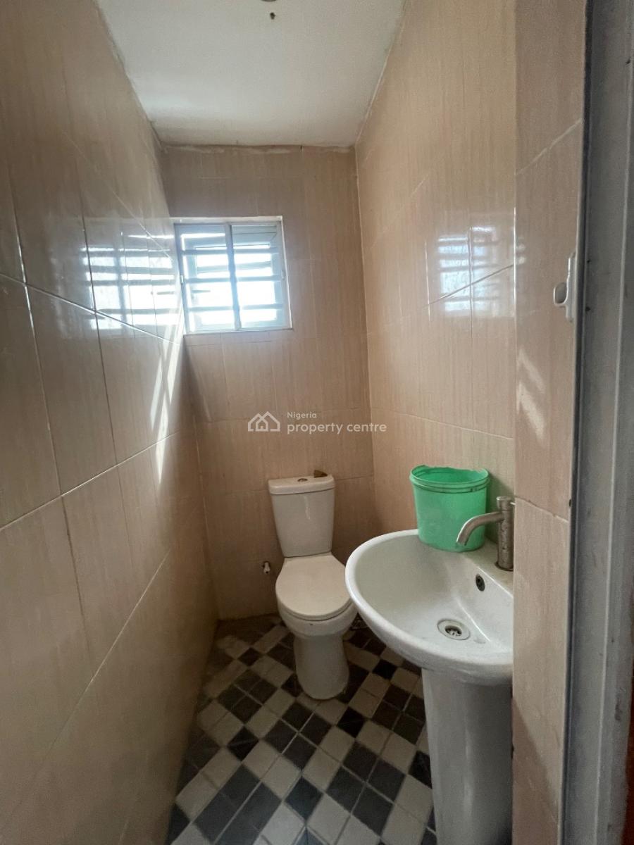 Neatly Used 2bedroom Flat, Yaba, Yaba, Lagos, Flat / Apartment for Rent