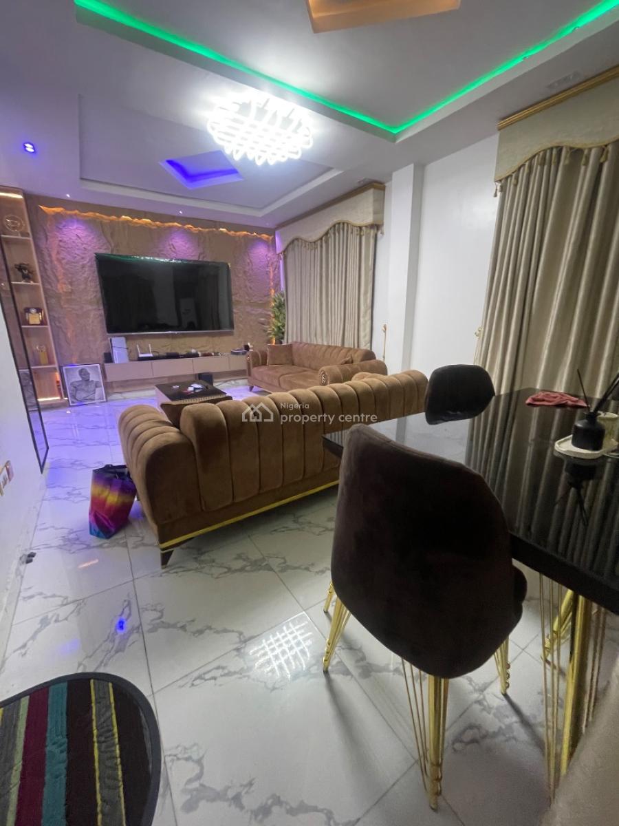 Neatly Used 2 Bedroom Flat, Queen Street, Alagomeji, Yaba, Lagos, Flat / Apartment for Rent