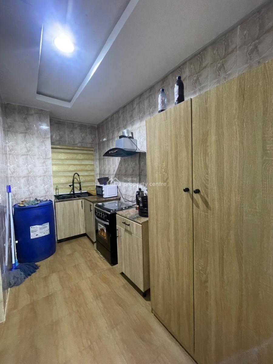 Neatly Used 2 Bedroom Flat, Queen Street, Alagomeji, Yaba, Lagos, Flat / Apartment for Rent