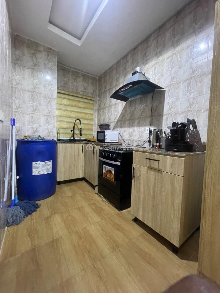Neatly Used 2 Bedroom Flat, Queen Street, Alagomeji, Yaba, Lagos, Flat / Apartment for Rent