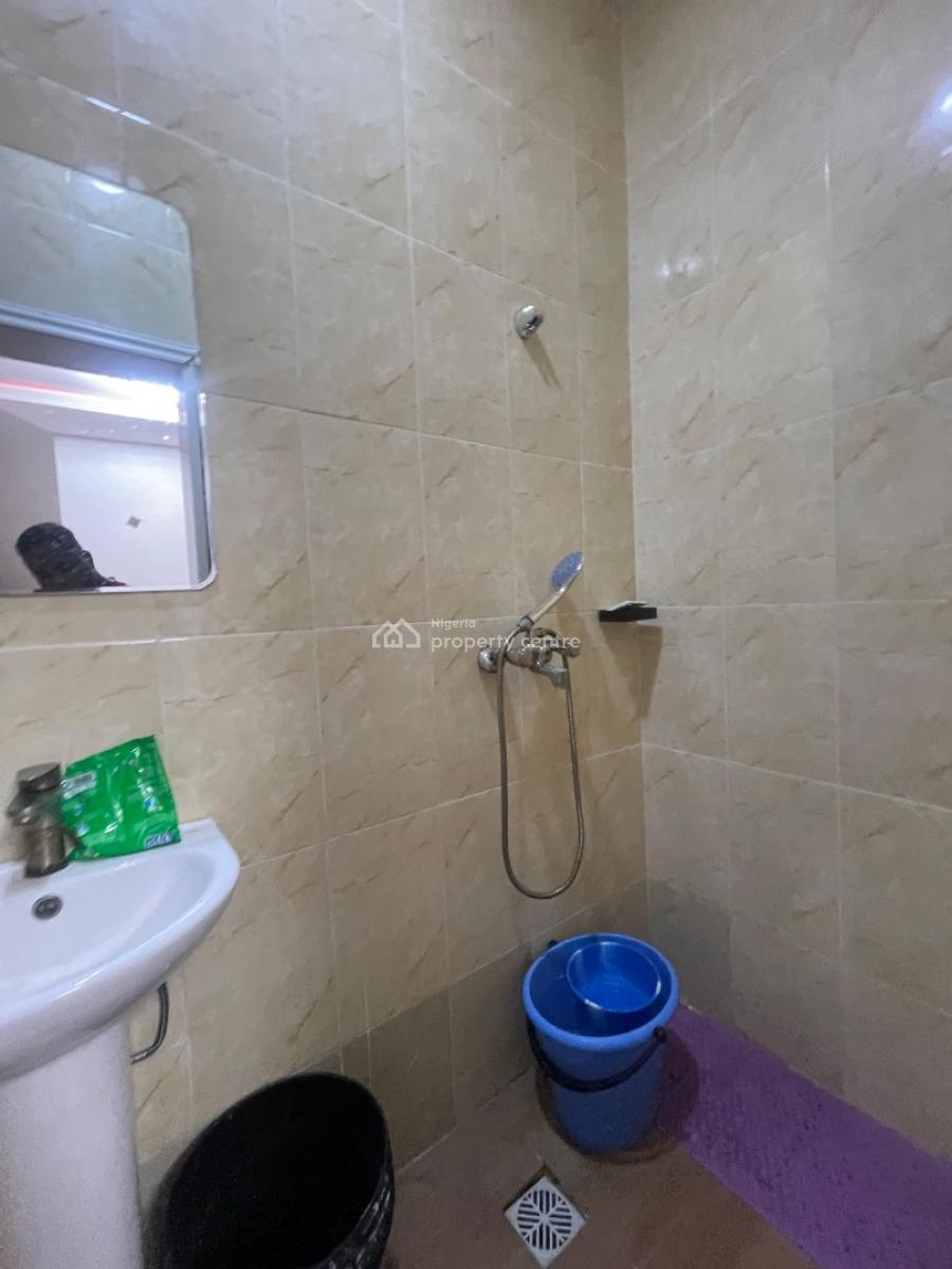 Neatly Used 2 Bedroom Flat, Queen Street, Alagomeji, Yaba, Lagos, Flat / Apartment for Rent