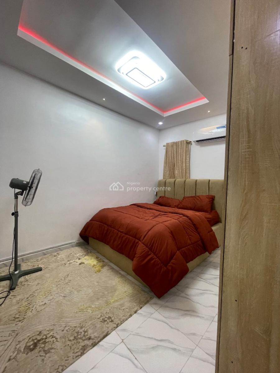 Neatly Used 2 Bedroom Flat, Queen Street, Alagomeji, Yaba, Lagos, Flat / Apartment for Rent