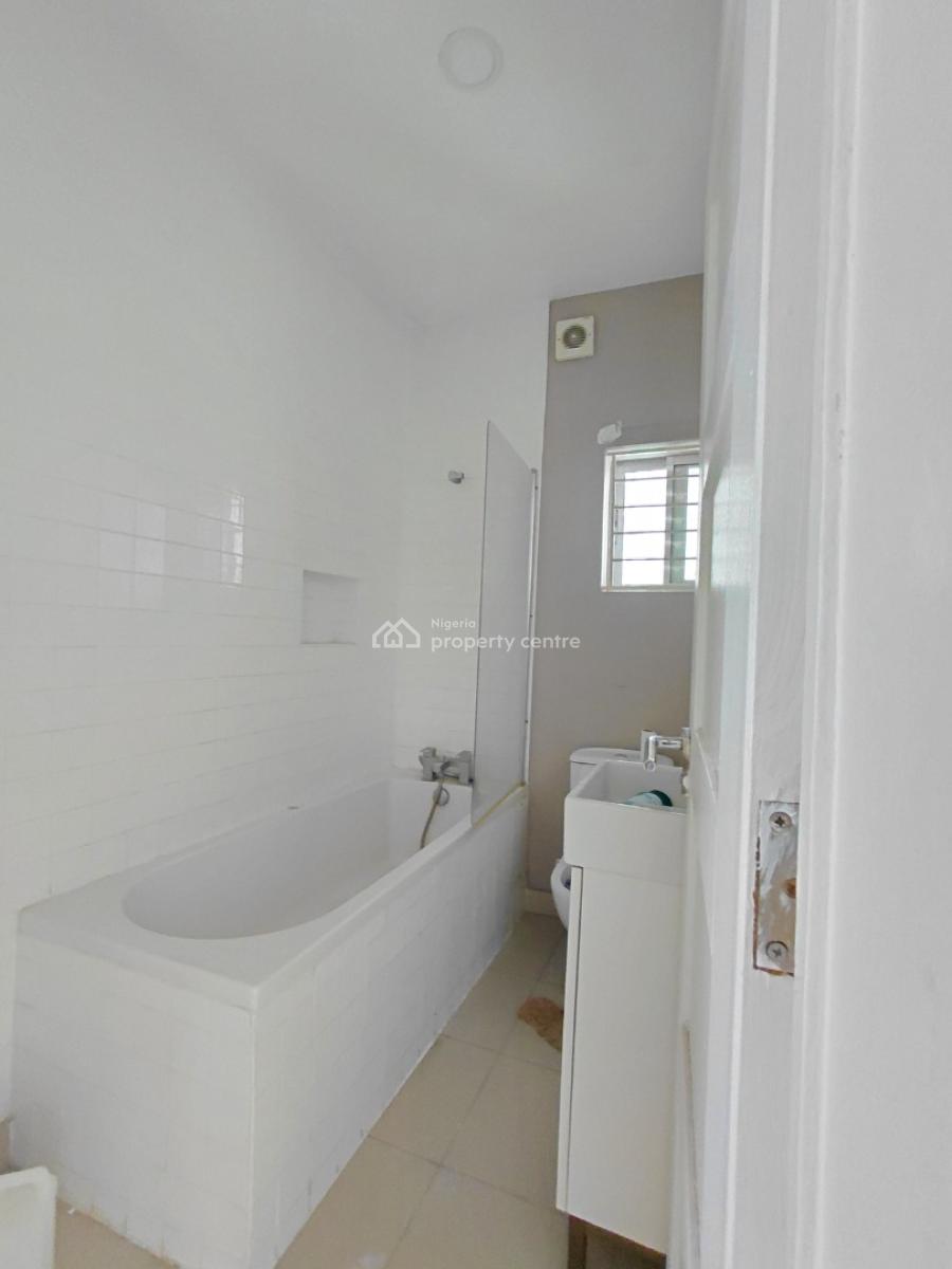 Nice 3 Bedroom Apartment with Rooftop Terrace, Lekki Phase 1, Lekki, Lagos, Flat / Apartment for Rent