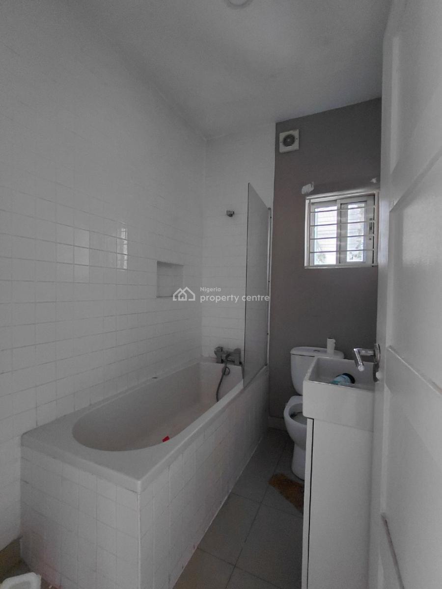 Nice 3 Bedroom Apartment with Rooftop Terrace, Lekki Phase 1, Lekki, Lagos, Flat / Apartment for Rent