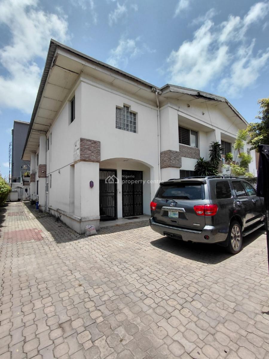 Nice 3 Bedroom Apartment with Rooftop Terrace, Lekki Phase 1, Lekki, Lagos, Flat / Apartment for Rent