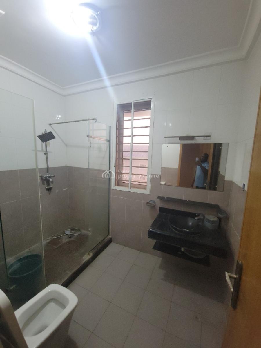 Well Maintained Fully Serviced 3bedroom Flat in Lekki Phase 1, Lekki Phase 1, Lekki, Lagos, Flat / Apartment for Rent