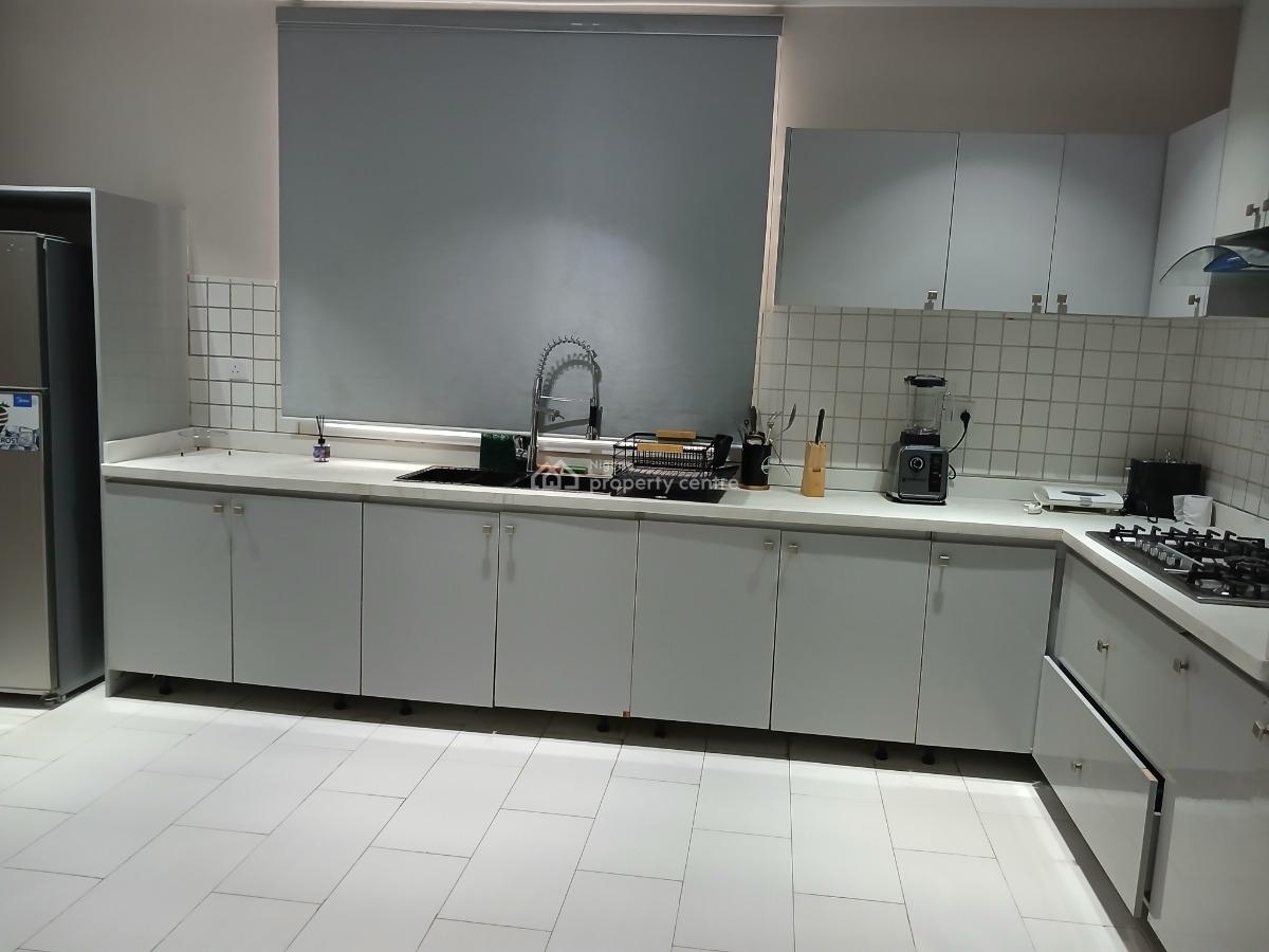 Serviced with 24/7 Power Supply 3 Bedroom En-suite Flat with an Enclos, Oniru, Victoria Island (vi), Lagos, Flat / Apartment for Rent