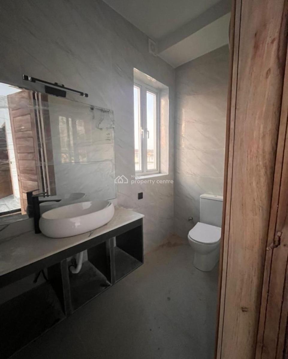 Lovely 2 Bedroom Apartment with Bq, Lekki Phase 1, Lekki Phase 1, Lekki, Lagos, Block of Flats for Sale