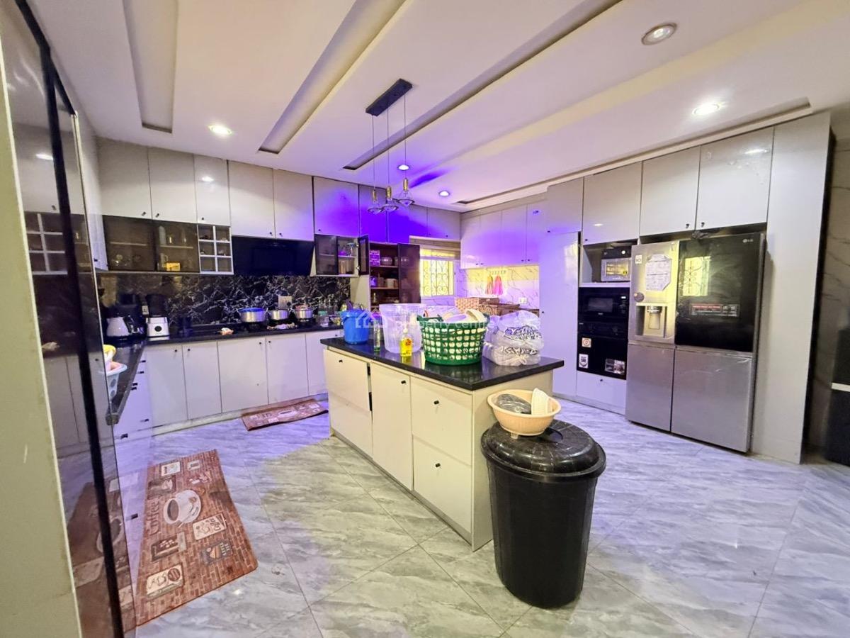 5bedroom Bungalow  2bedroom Guest Chalet, Life Camp, Abuja, Detached Bungalow for Sale