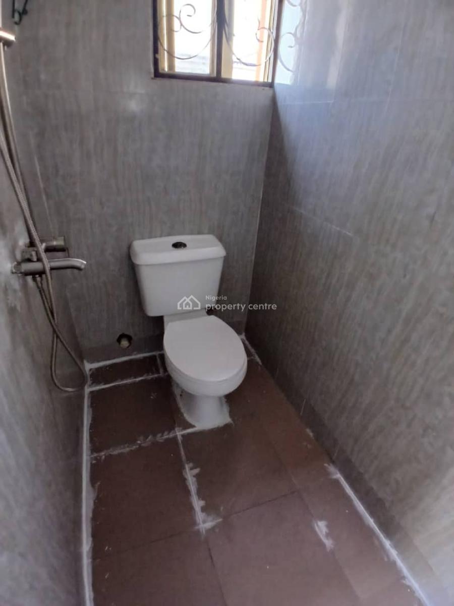 a Luxury 2 Bedrooms Flat with Excel Upstairs and Downstairs, United Estate, Lekki Phase 2, Lekki, Lagos, Flat / Apartment for Rent