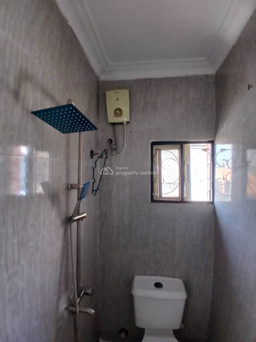 a Luxury 2 Bedrooms Flat with Excel Upstairs and Downstairs, United Estate, Lekki Phase 2, Lekki, Lagos, Flat / Apartment for Rent