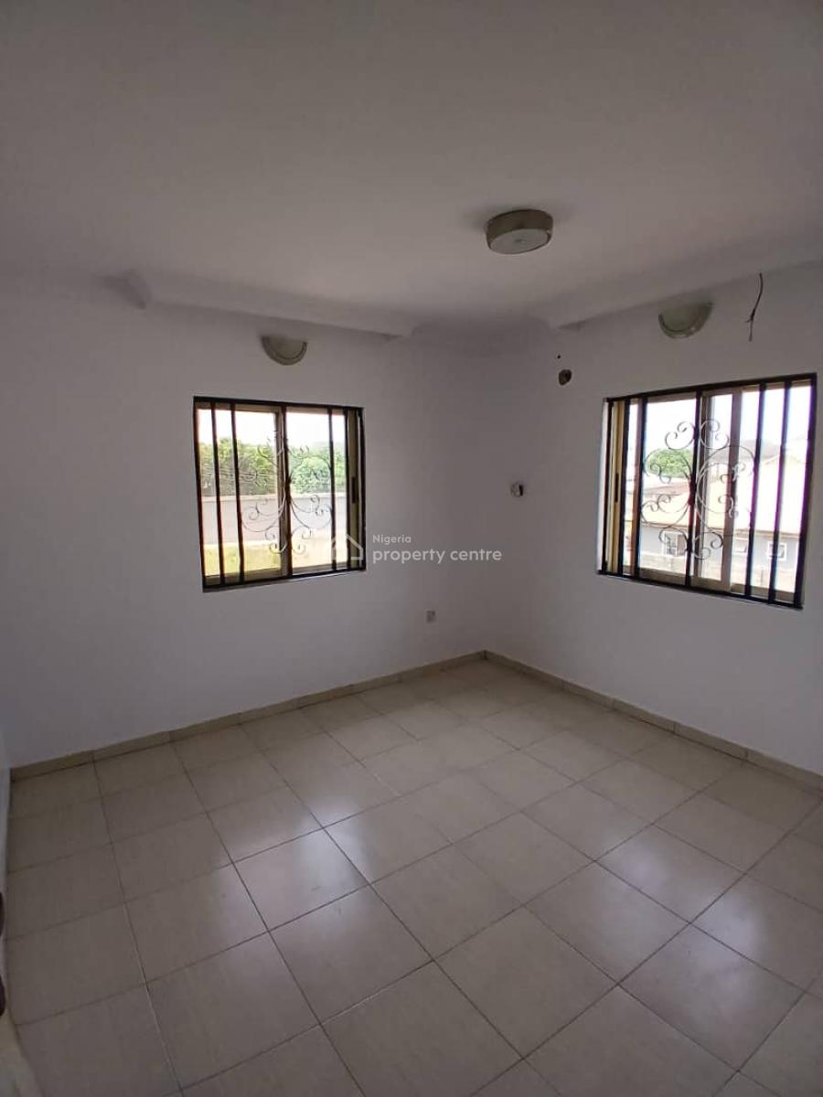 a Luxury 2 Bedrooms Flat with Excel Upstairs and Downstairs, United Estate, Lekki Phase 2, Lekki, Lagos, Flat / Apartment for Rent