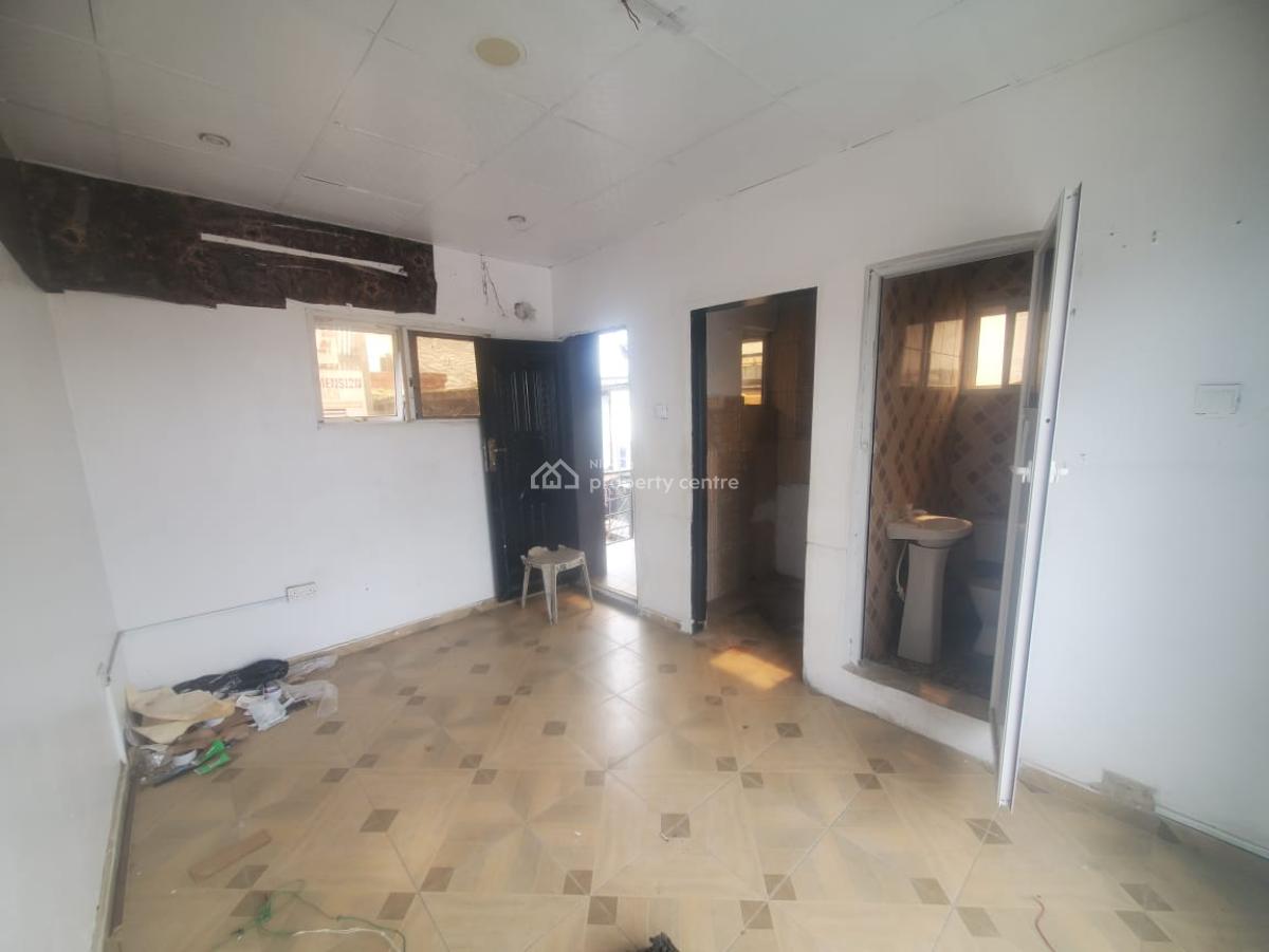 Spacious Shop Facing Express, Phase Two, Oribanwa, Ibeju Lekki, Lagos, Shop for Rent
