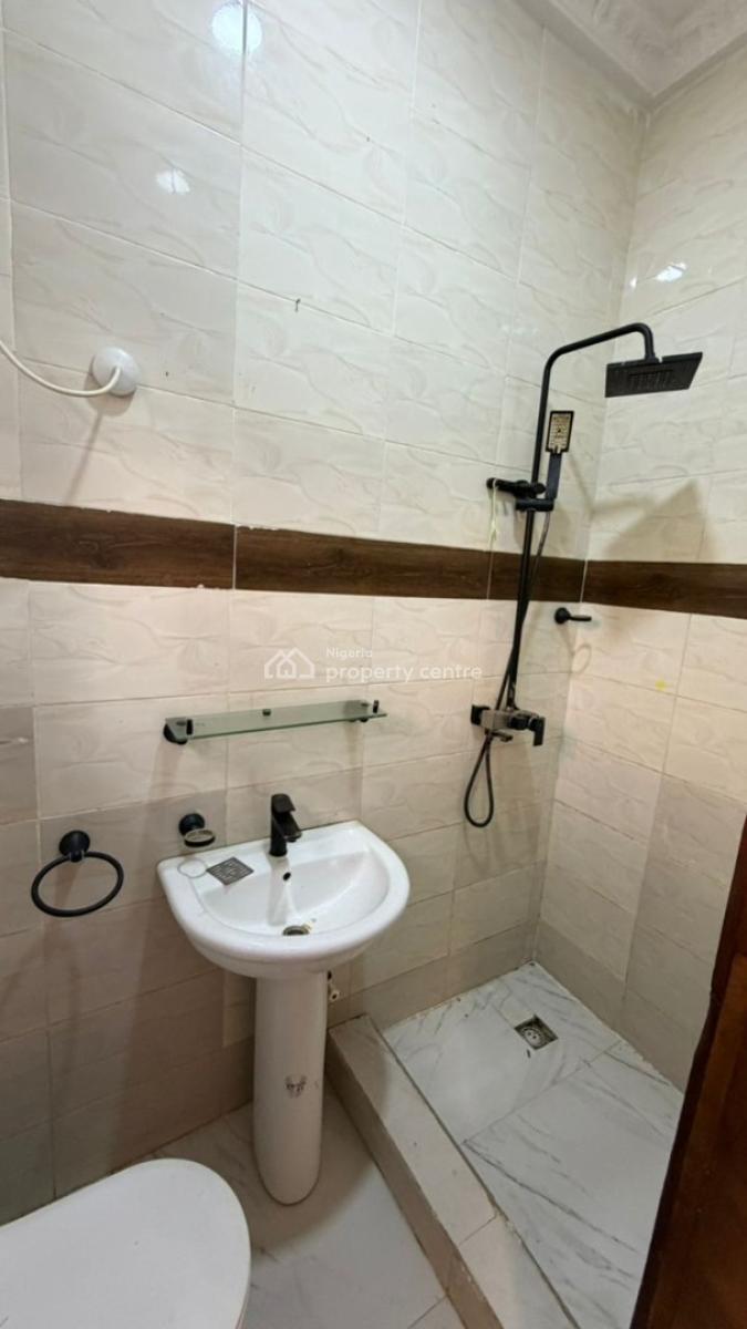 Well Maintained 2 Bedroom Flat, White Sand Estate, Ologolo, Lekki, Lagos, Flat / Apartment for Rent