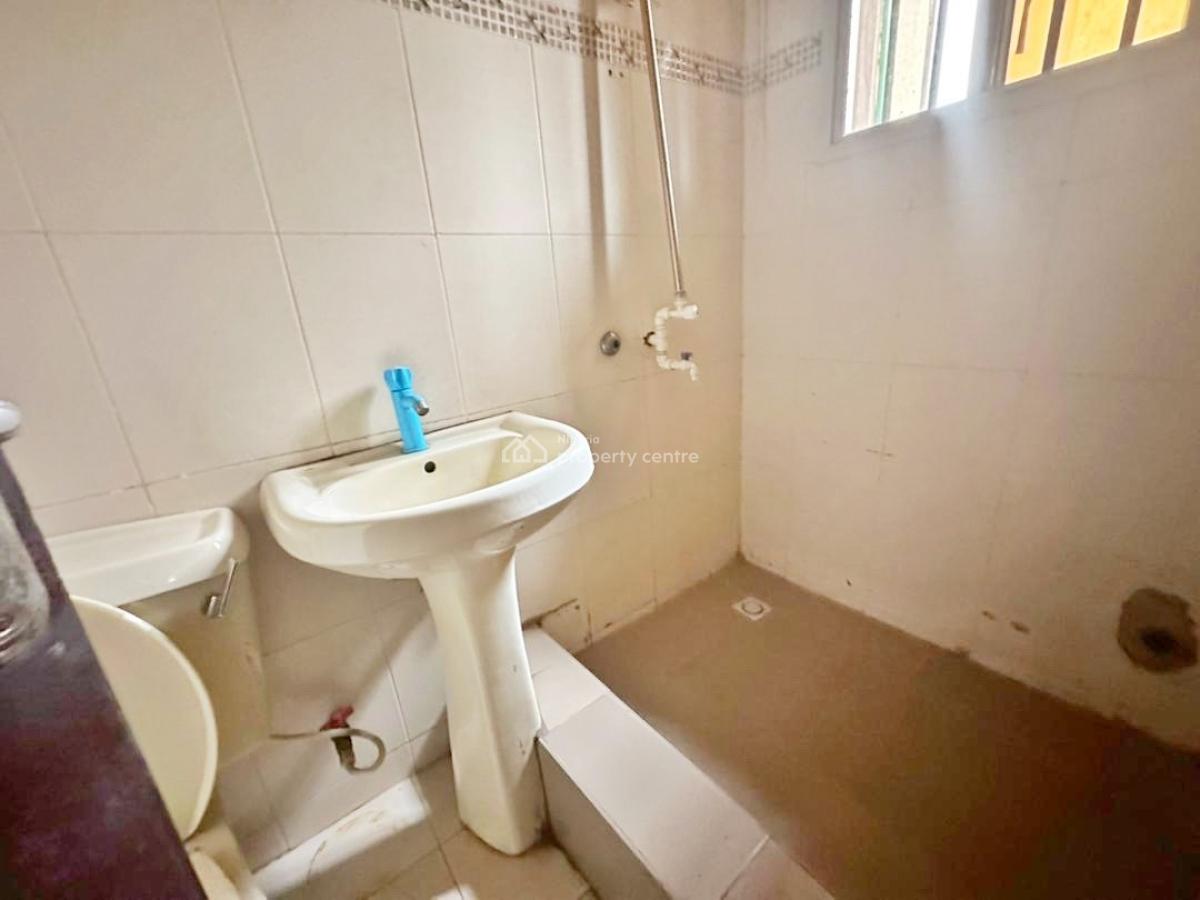 a Well Maintained 3 Bedroom Flat, Omole Phase 2, Ikeja, Lagos, Flat / Apartment for Rent