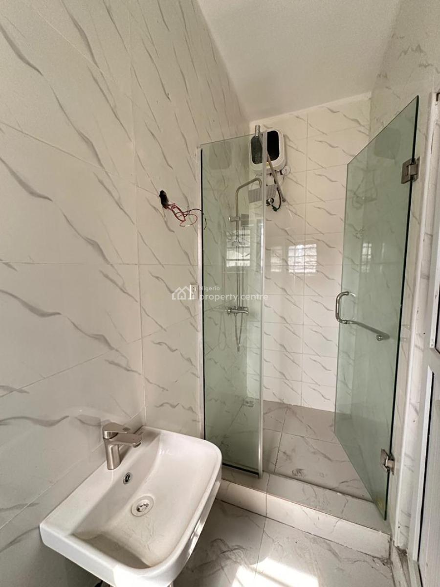 Well-built Luxury Spacious 3 Bedroom Apartment, Mobil Road, Ilaje, Ajah, Lagos, Flat / Apartment for Sale