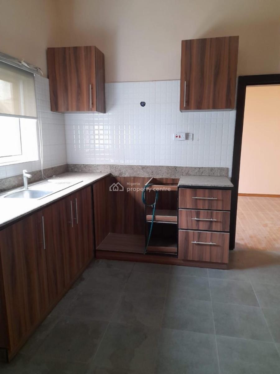 Very Neatly Used  2 Bedroom Apartment (upstair), Lekki Scheme 2, Ajah, Lagos, Flat / Apartment for Rent