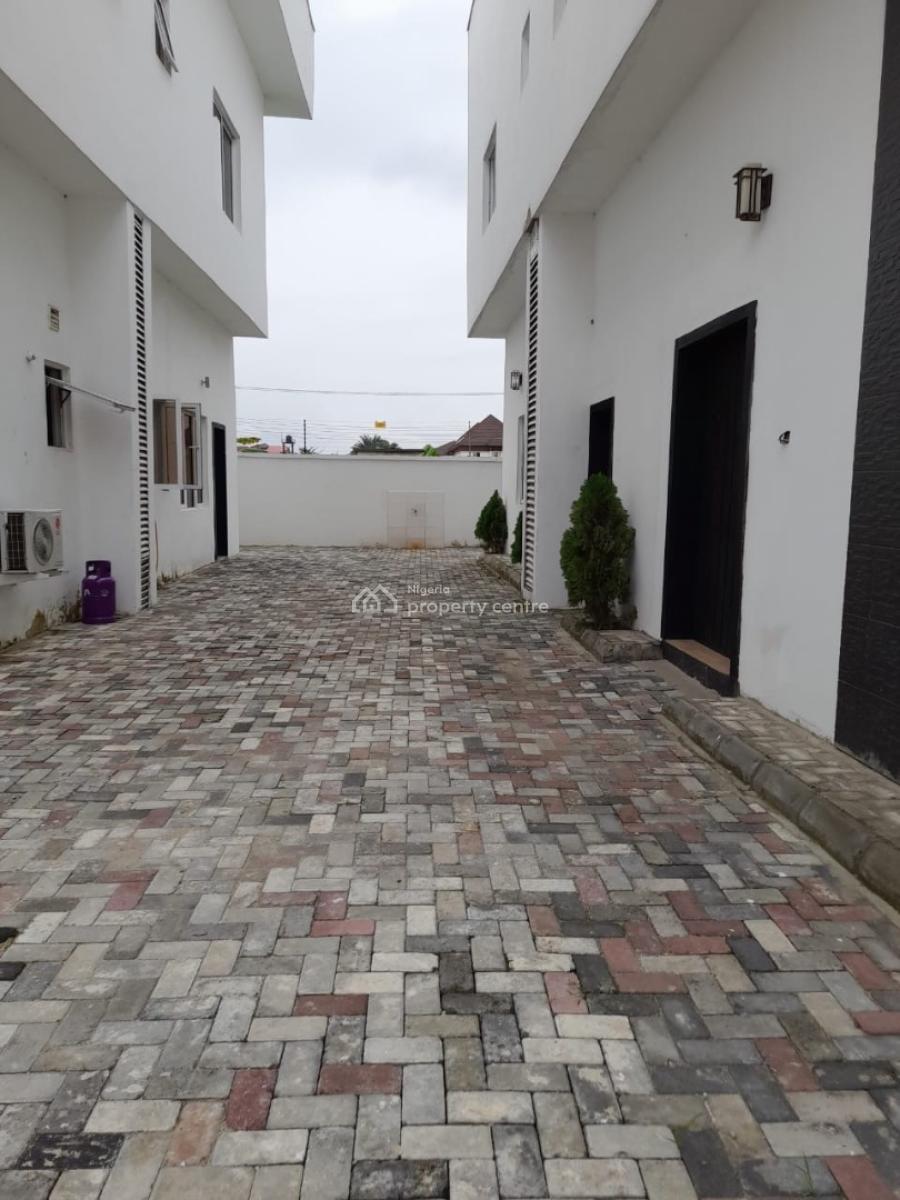 Very Neatly Used  2 Bedroom Apartment (upstair), Lekki Scheme 2, Ajah, Lagos, Flat / Apartment for Rent