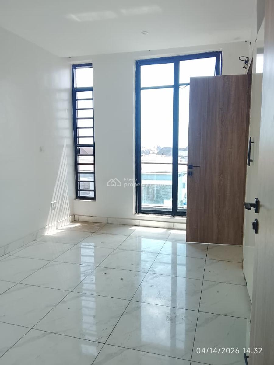 a Luxury  2 Bedroom Apartment in a Secured Estate ( Upstairs), Chevron Lekki Lagos, Lekki, Lagos, Flat / Apartment for Rent