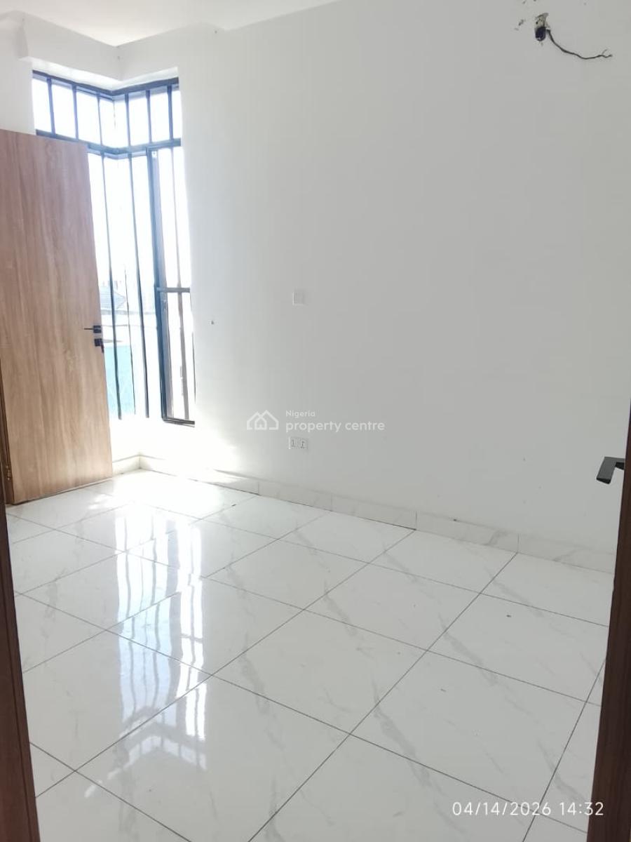 a Luxury  2 Bedroom Apartment in a Secured Estate ( Upstairs), Chevron Lekki Lagos, Lekki, Lagos, Flat / Apartment for Rent