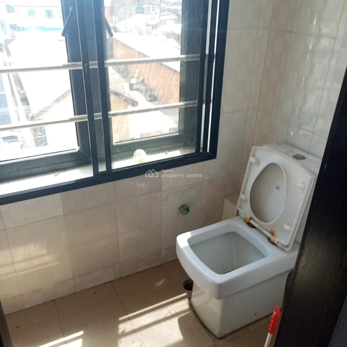 a Standard and Spacious 2bedroom Apartment (upstairs), Lamgbasa Ajah-lekki, Ajah, Lagos, Flat / Apartment for Rent