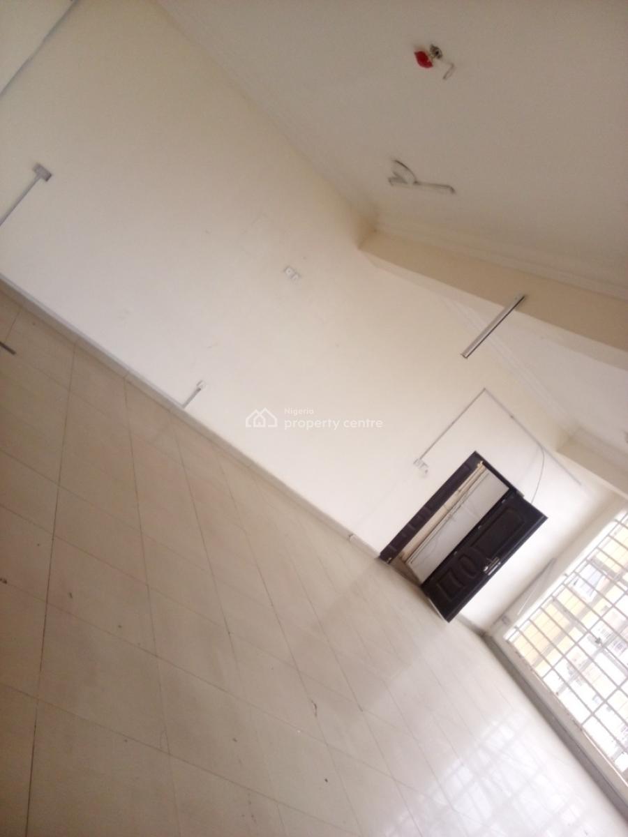 Massive Plaza Space, 1st Avenue, Gwarinpa, Abuja, Shop for Rent