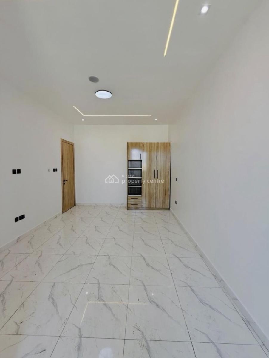 Spacious 2 Bedroom Apartment Available, New Road, Lekki, Lagos, Flat / Apartment for Rent