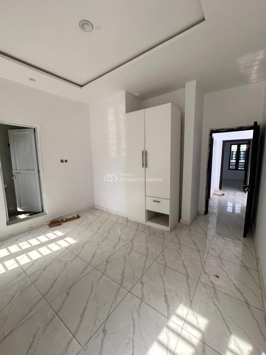 Well-built Luxury Spacious 3 Bedroom Apartment in a Secured Environment, Mobil Road, Ilaje, Ajah, Lagos, Flat / Apartment for Sale