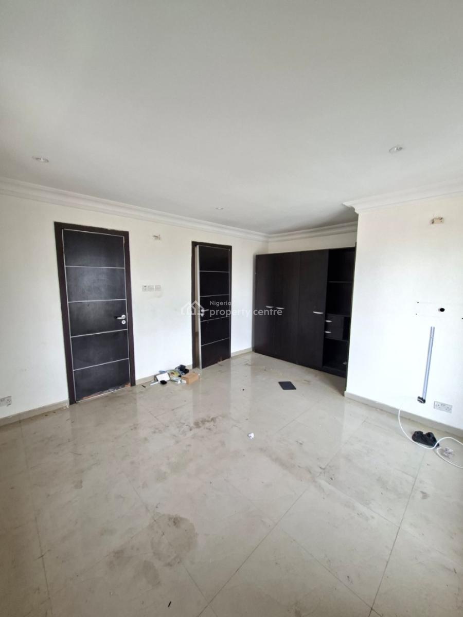Specious 2 Bedroom Flat Pant Floor, Right Side, Lekki Phase 1, Lekki, Lagos, Flat / Apartment for Rent