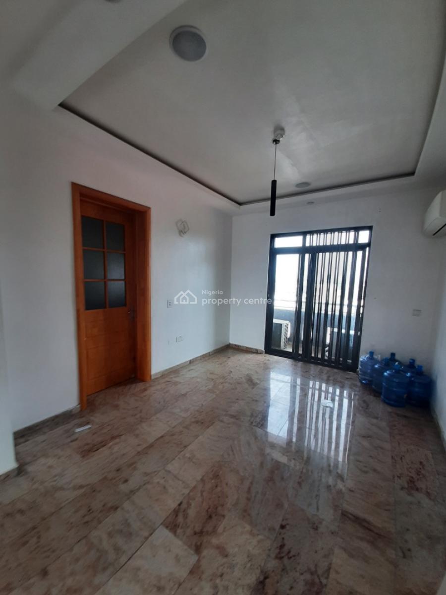 Serviced 3 Bedroom En-suite Flat with an Enclosed Fitted Kitchen/pantry, Lekki Phase 1, Lekki, Lagos, Flat / Apartment for Rent