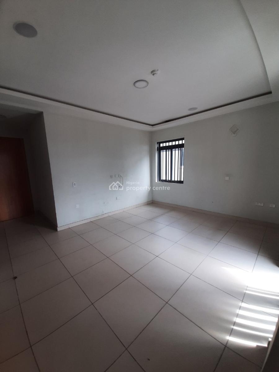 Serviced 3 Bedroom En-suite Flat with an Enclosed Fitted Kitchen/pantry, Lekki Phase 1, Lekki, Lagos, Flat / Apartment for Rent