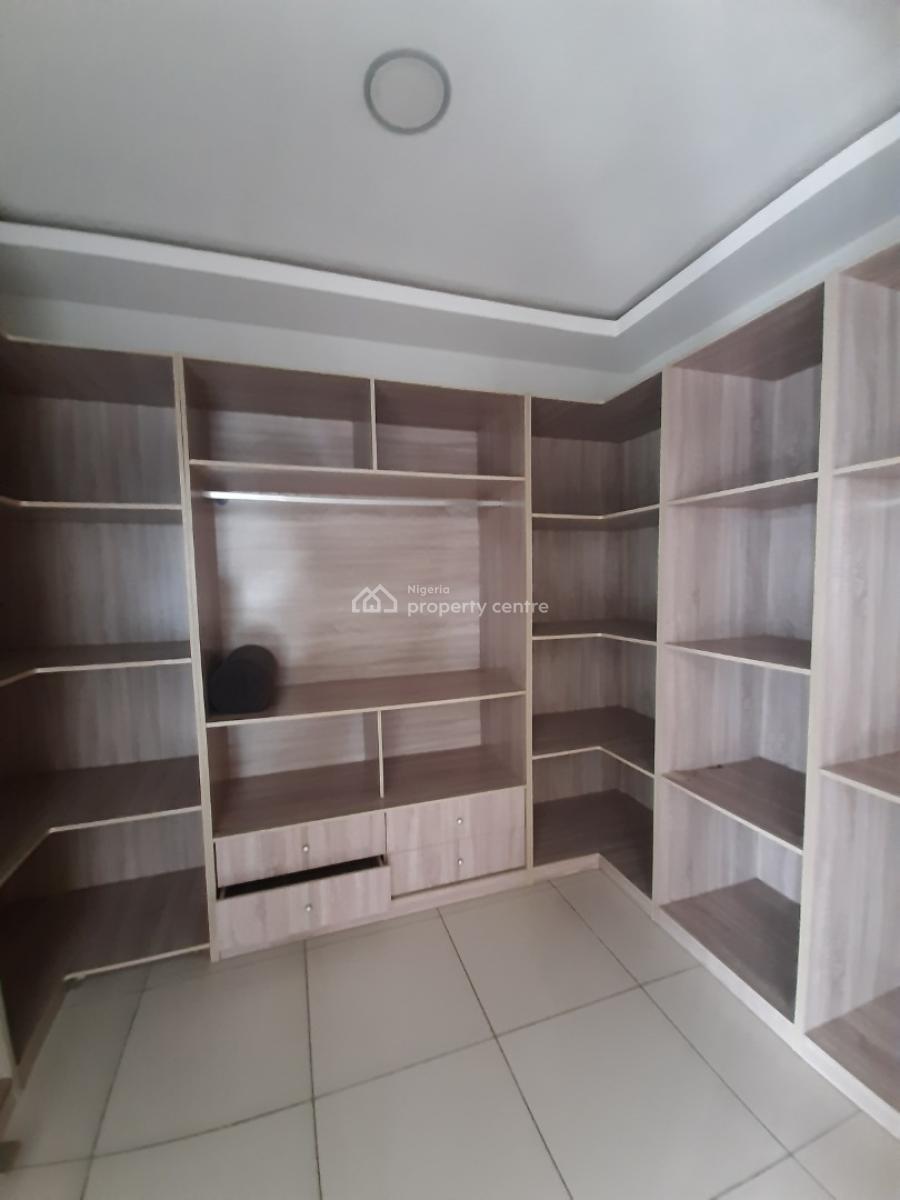 Serviced 3 Bedroom En-suite Flat with an Enclosed Fitted Kitchen/pantry, Lekki Phase 1, Lekki, Lagos, Flat / Apartment for Rent