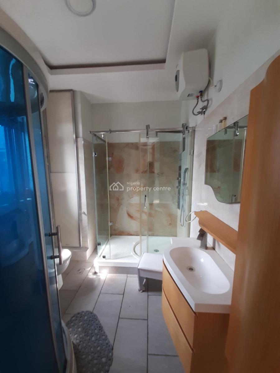 Serviced 3 Bedroom En-suite Flat with an Enclosed Fitted Kitchen/pantry, Lekki Phase 1, Lekki, Lagos, Flat / Apartment for Rent