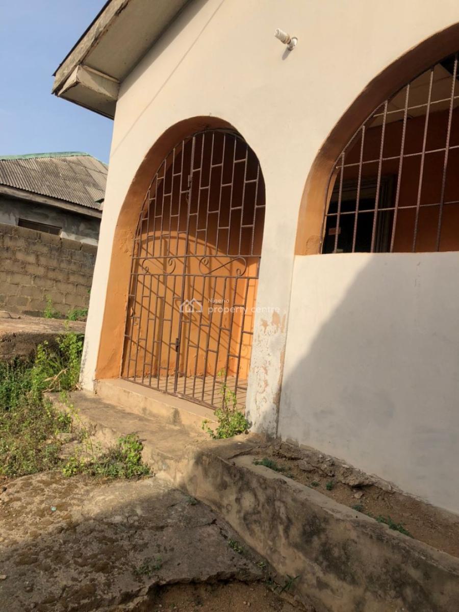 4 Bedroom Bungalow, Makogi, Magboro, Ogun, Flat / Apartment for Sale